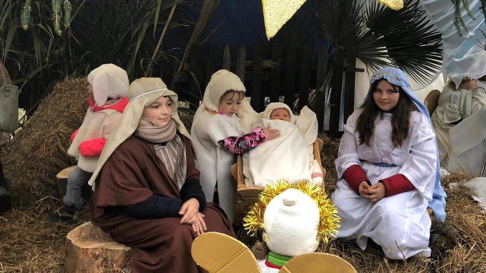 La pioggia blocca tutto: rovinato il presepe vivente i gonfiabili e l’aperitivo