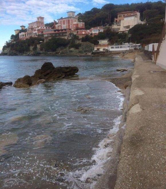 Il mare ha eroso la sabbia