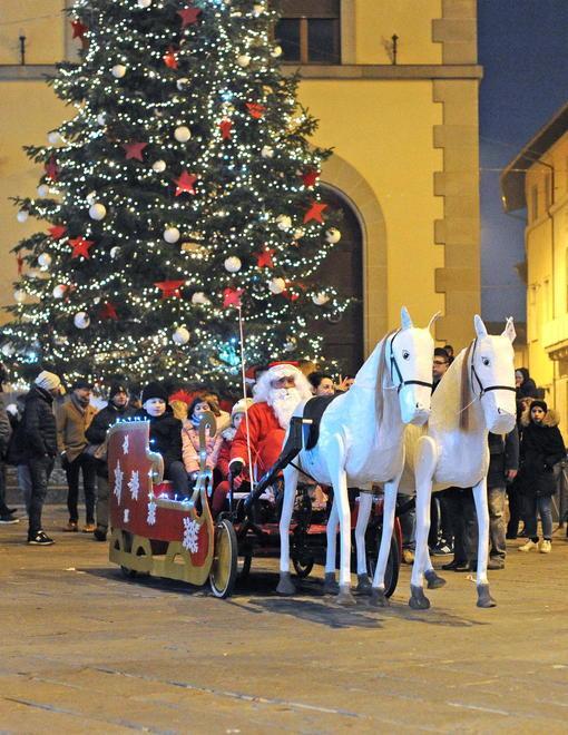 La magia dell’albero e del presepe in uno scatto 
