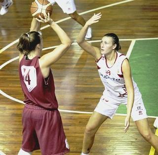 La pivot Alice Romagnoli in un’azione difensiva
