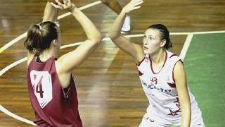 La pivot Alice Romagnoli in un’azione difensiva