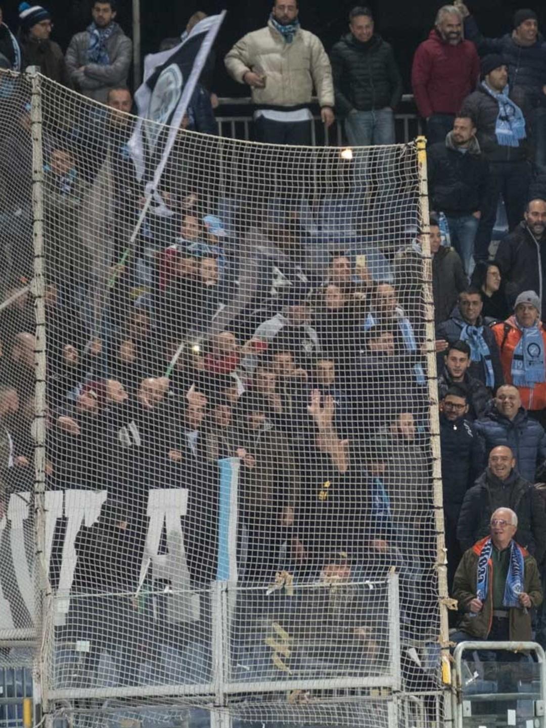 Ultras rossoblù assaltano un residence 