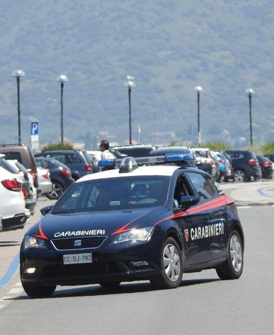 Tenta di occupare il casottino alla stazione