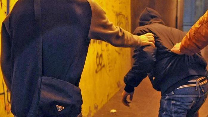 Tredicenne massacrato a Olbia: «Mio figlio ha il 50 per cento di possibilità di salvare l'occhio»