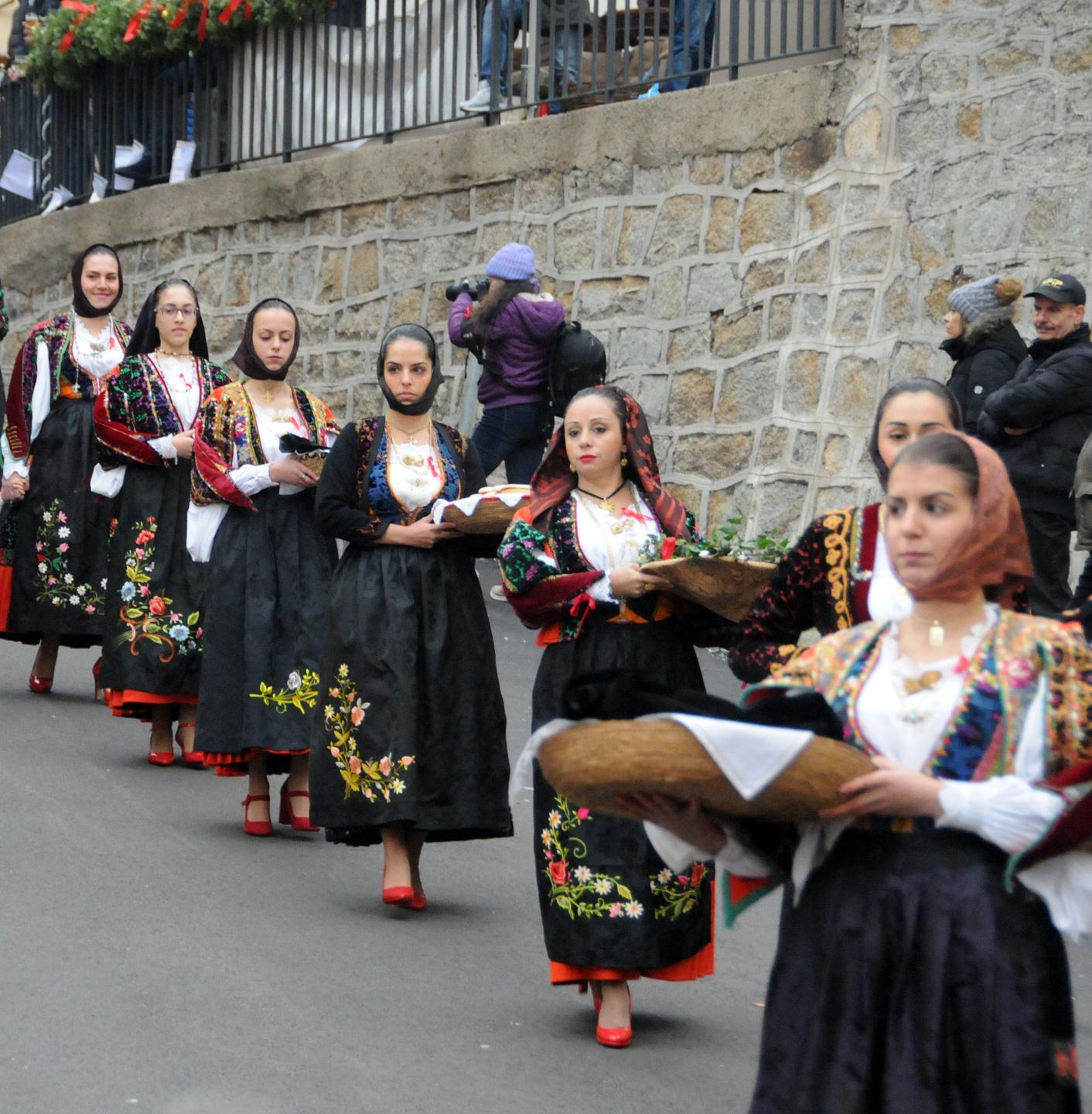 La marcia delle 100 donne chiude Autunno in Barbagia
