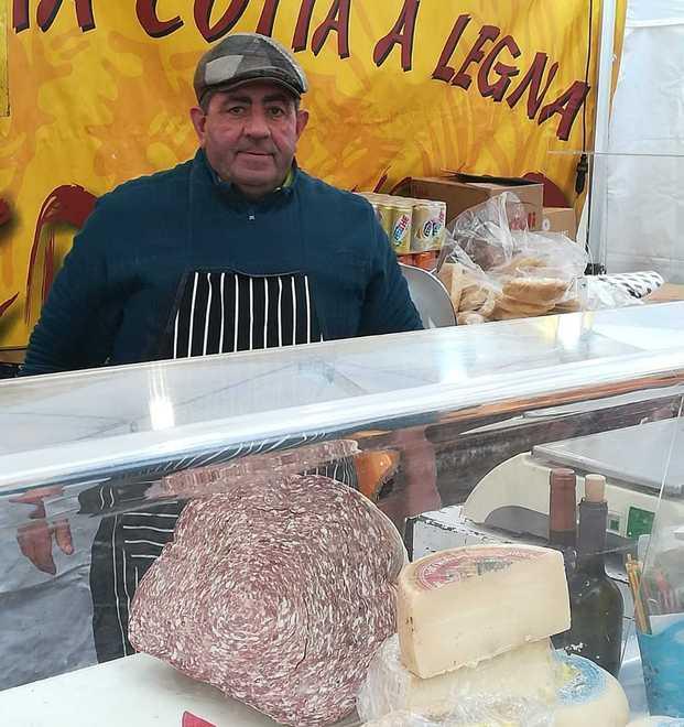 Ladri in piazza di notte svaligiano i banchi del mercatino di Natale 