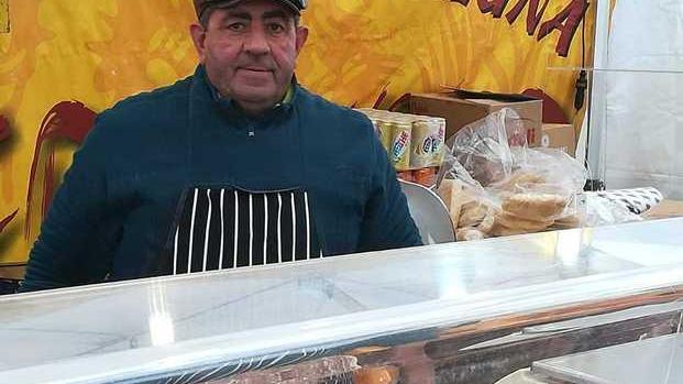 Ladri in piazza di notte svaligiano i banchi del mercatino di Natale