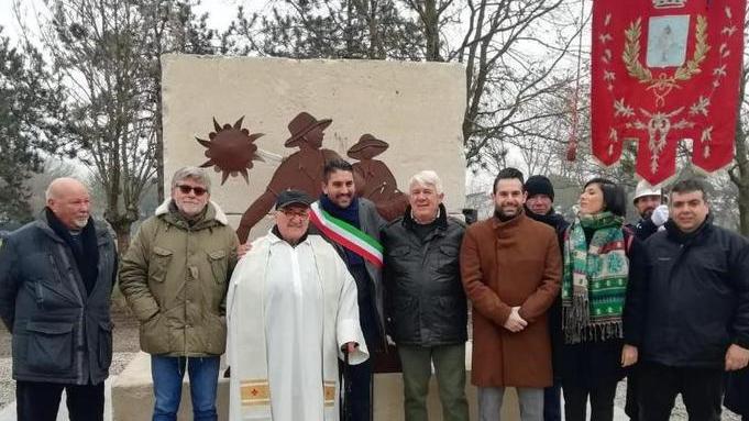 Un monumento celebra gli ottant’anni di Volania