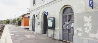 La stazione di Ponte a Elsa e il volantino ironico affisso a Castello «Sala d’attesa o morte... dal freddo»