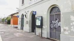 La stazione di Ponte a Elsa e il volantino ironico affisso a Castello «Sala d’attesa o morte... dal freddo»