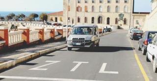 L’inizio della Ztl in viale del Popolo