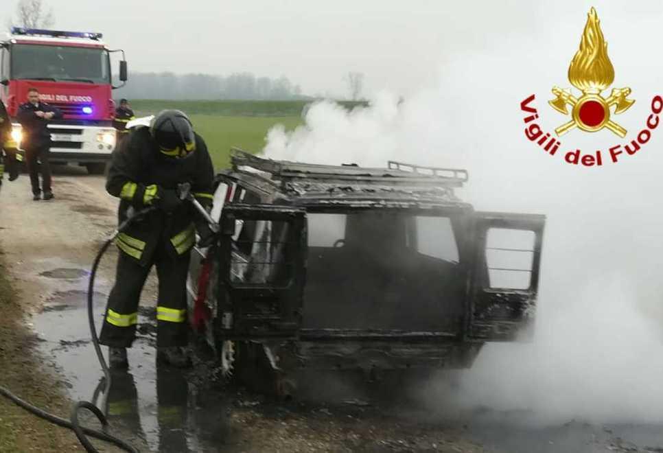 Auto brucia, anziano ferito