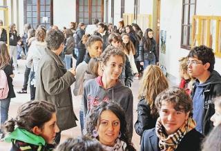 Studenti nei corridoi e l’aula da dove piove