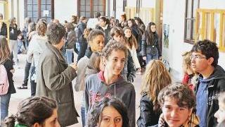 Studenti nei corridoi e l’aula da dove piove