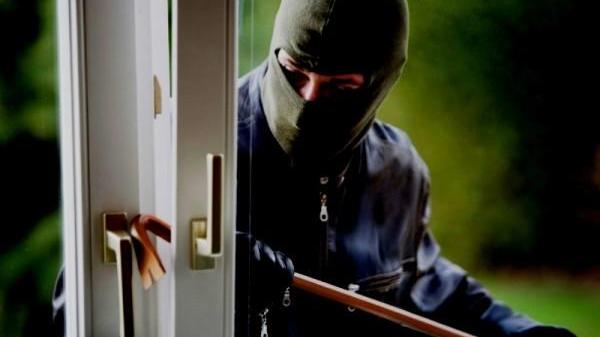 Le svaligiano la casa in pieno giorno mentre è in giro col cane