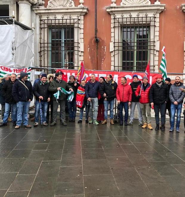 Settore elettrico acqua e gas a rischio: in sciopero 200 operai 