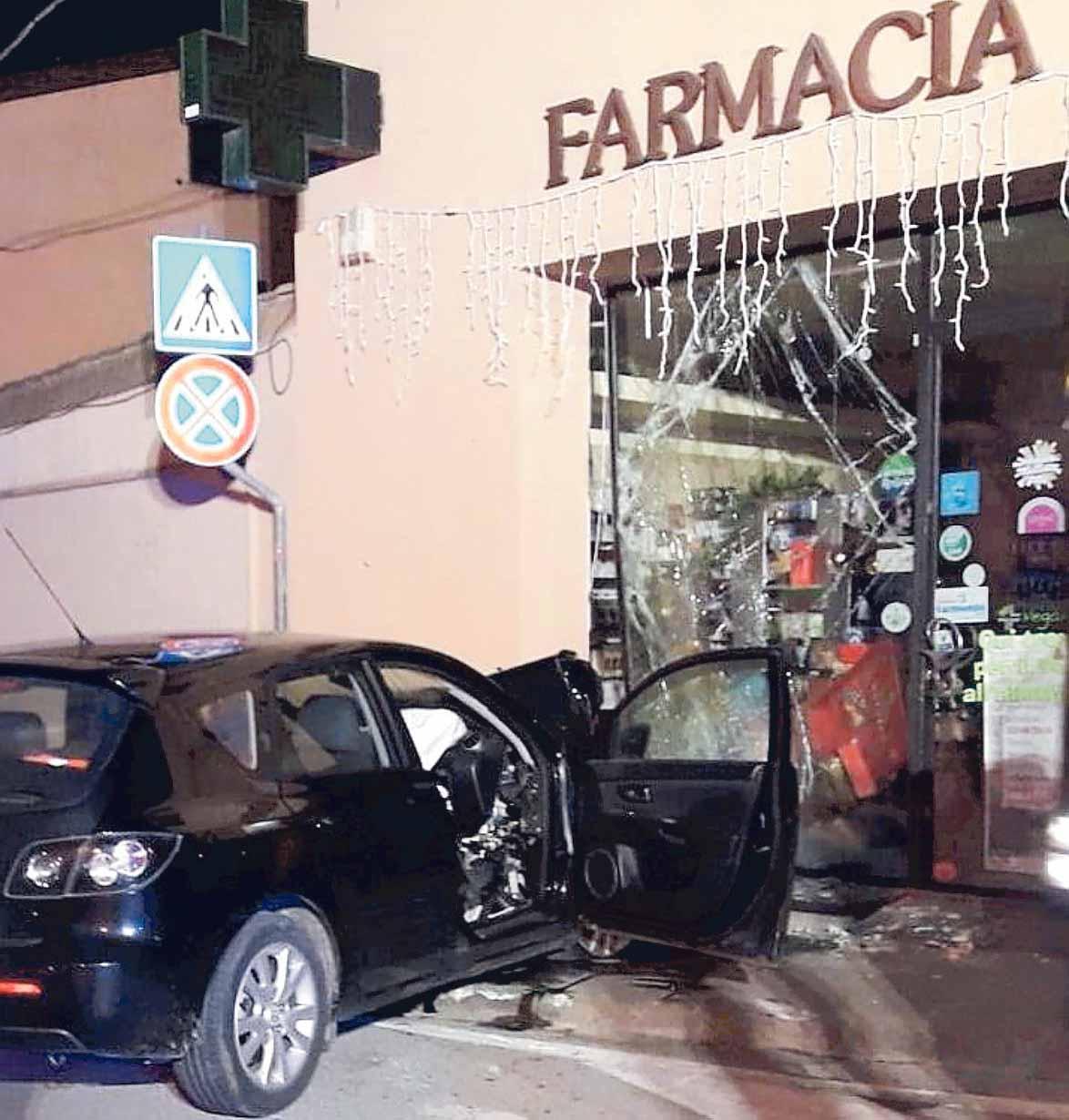 Ha sbandato con l’auto e ha centrato l’ingresso della farmacia Capone 