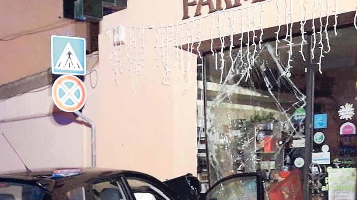 Ha sbandato con l’auto e ha centrato l’ingresso della farmacia Capone