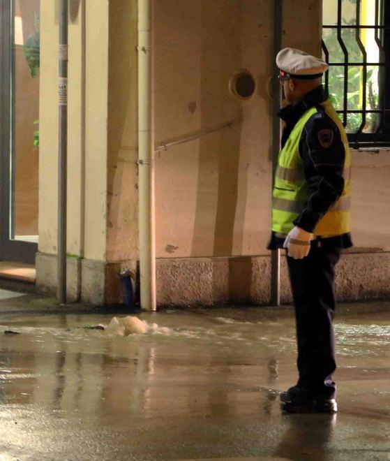 Si rompe una tubatura, via Arianuova si allaga 