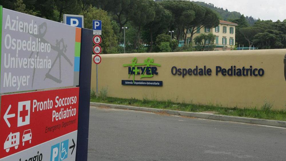 Esce da scuola e viene travolto da un camion dei rifiuti in retromarcia