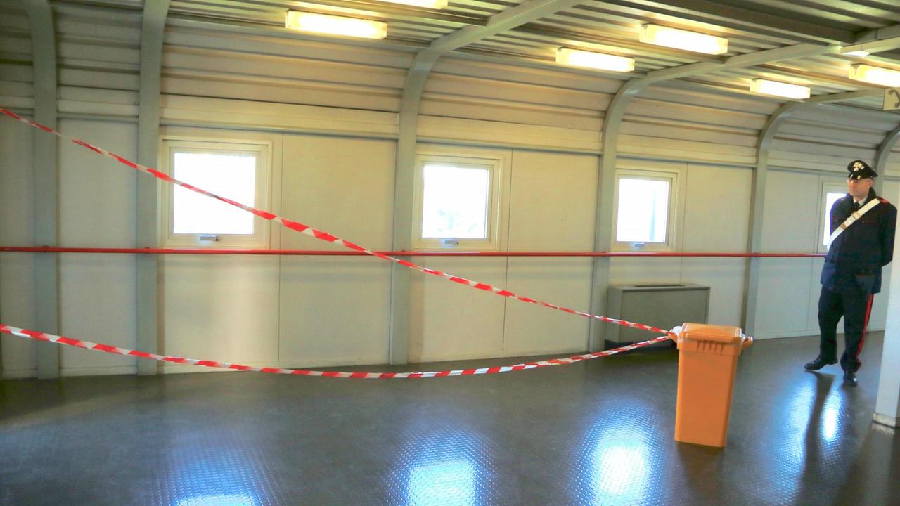 La fettuccia che tiene lontani i cronisti al secondo piano del Tribunale (foto Sproviero/Batavia)