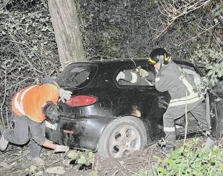 Due immagini dell’incidente avvenuto tra un’auto e uno scooter sulla strada Volterrana vicino a Sevaltelle
