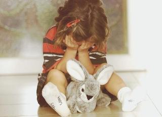 «Ha violentato mia figlia»