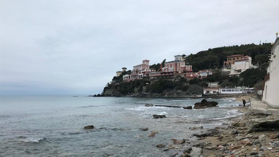 Una spiaggia erosa alla baia del Quercetano, con sassi e cemento che hanno invaso la costa