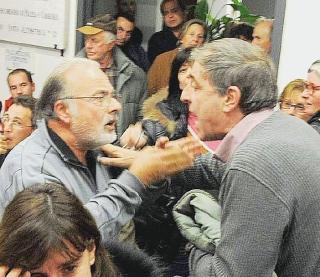 Un momento della concitata riunione nella circoscrizione di Avenza