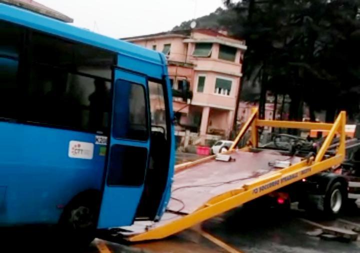 Uno degli autobus incidentati