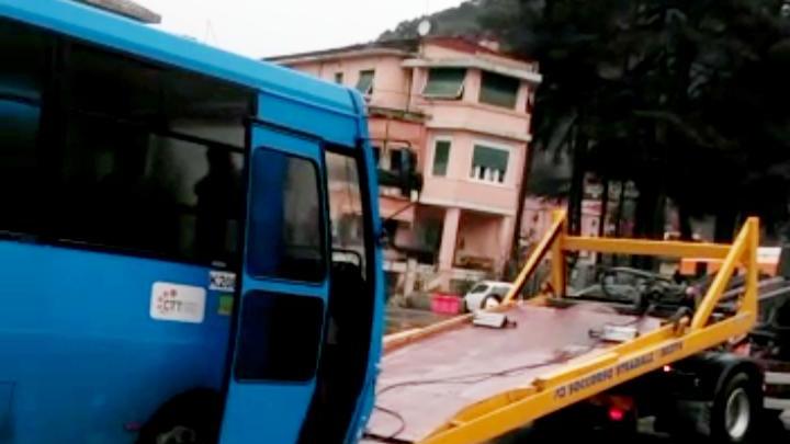 Uno degli autobus incidentati