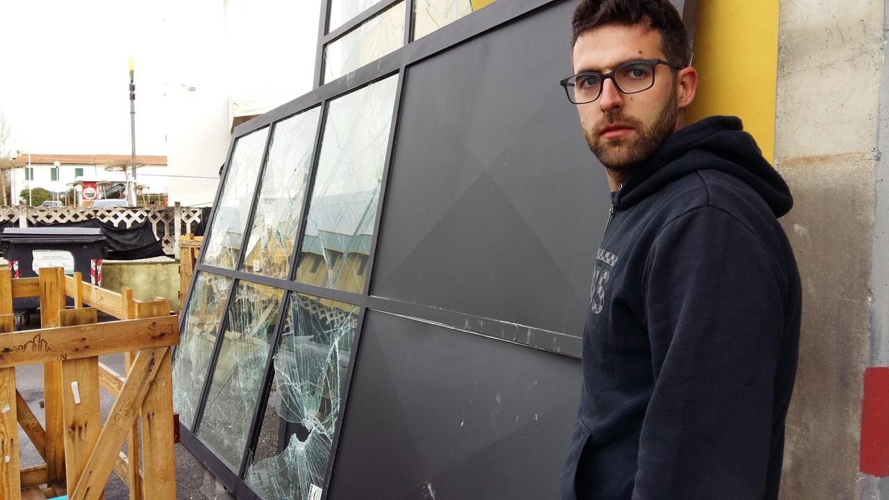 Il figlio del titolare, Denny Pellegrini, accanto all'ingresso sfondato dal furgone