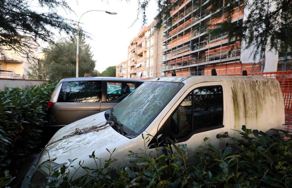Uno dei mezzi in disuso parcheggiati in via Caduti di Cefalonia (foto agenzia Sestini)