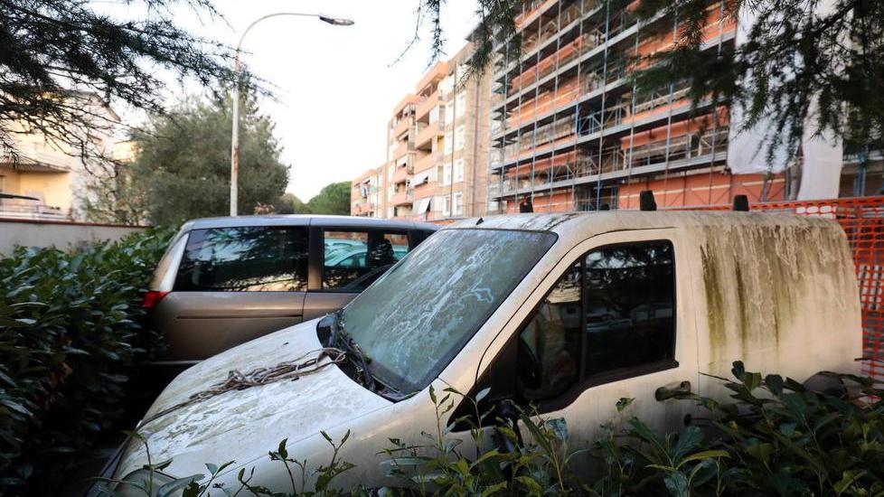 Uno dei mezzi in disuso parcheggiati in via Caduti di Cefalonia (foto agenzia Sestini)
