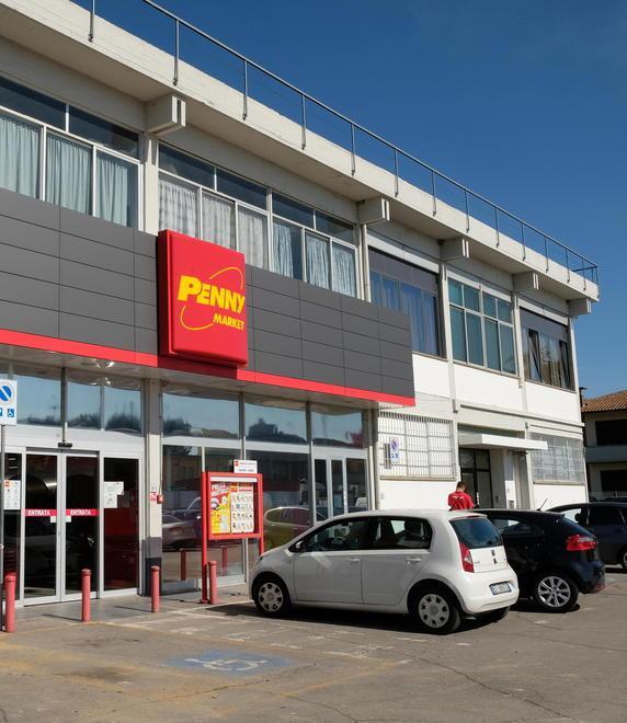 Ruba generi alimentari per 10 euro al Penny arrestata trentenne