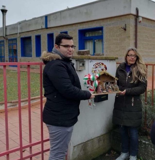 Donato un presepe tricolore a un asilo