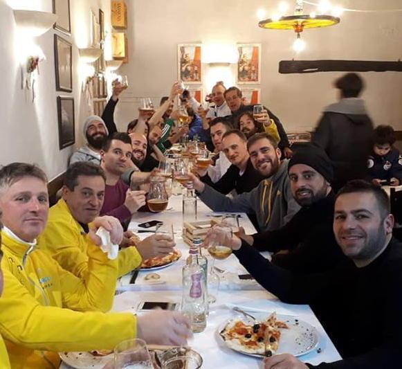 La sfida sul campo senza esclusioni di colpi finisce con la “pizzata” delle due squadre