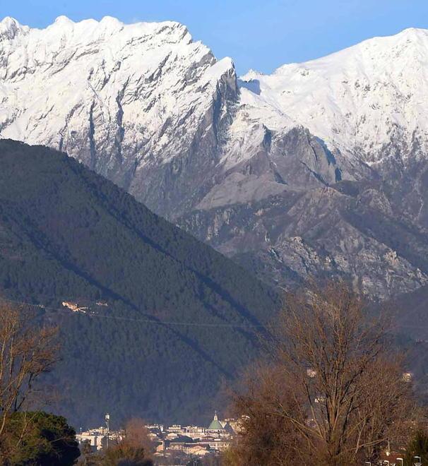 Bianco su bianco: lo spettacolo delle Apuane