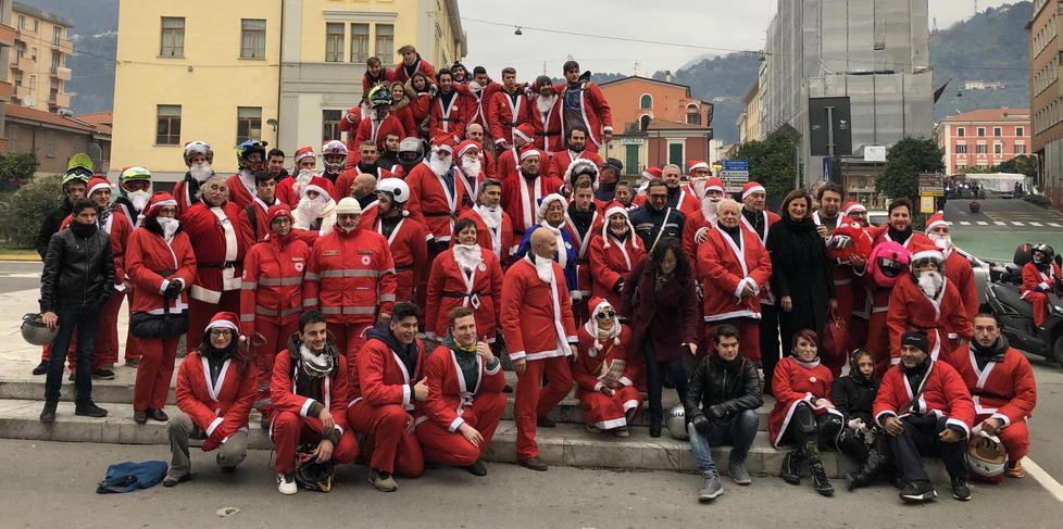 Una miriade di Babbi Natali, nessuno in slitta, tutti sulle due ruote