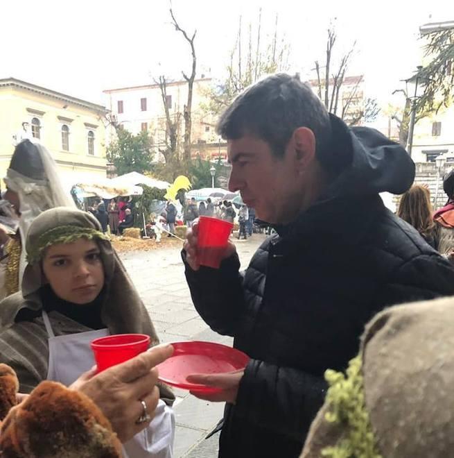 Anche il sindaco ha apprezzato il presepe vivente 