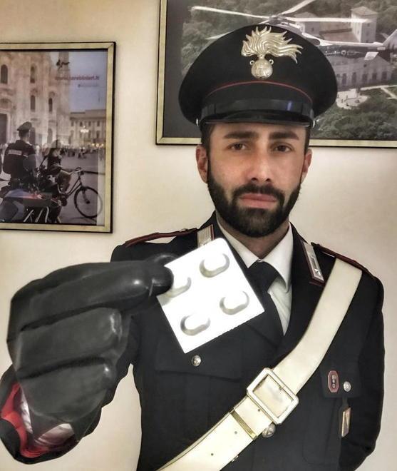 Ha in casa pasticche che hanno l’effetto dell’eroina: nei guai 