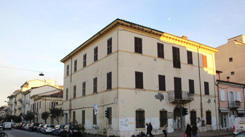No del Comune agli appartamenti nell’ex caserma dei carabinieri 