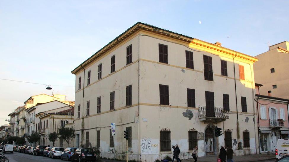 No del Comune agli appartamenti nell’ex caserma dei carabinieri