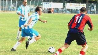 Bomber Schiarito sulla palla e a sinistra mister Potenti