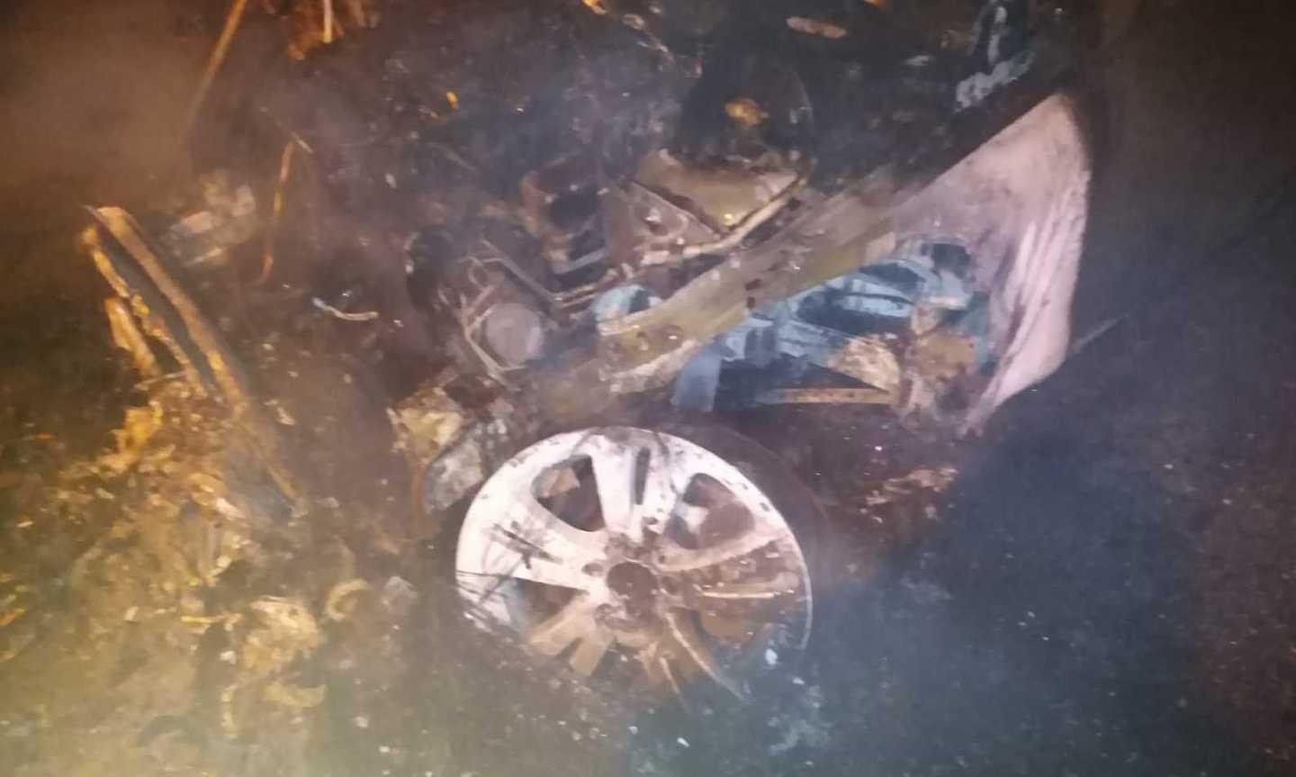 Una Mercedes distrutta dal fuoco