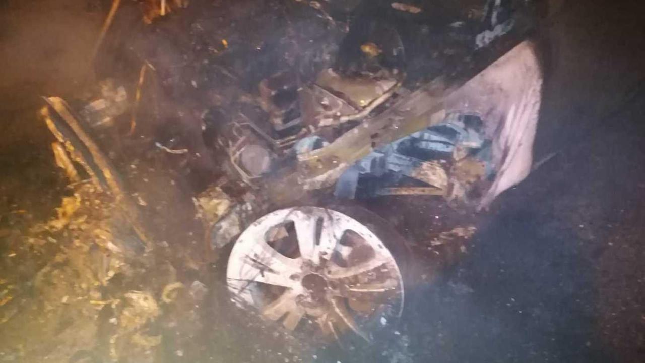 Una Mercedes distrutta dal fuoco