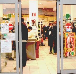 Al centro, tra due immagini del supermarket Sisa, Nedo Di Batte