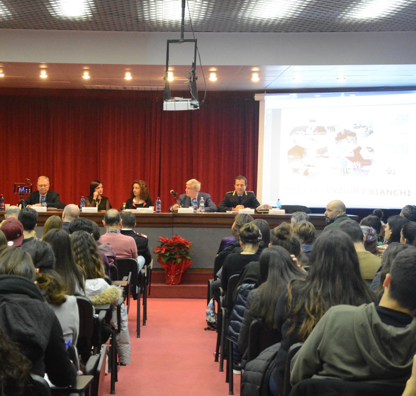 Le parole fanno male: la storia di Carolina suicida a 14 anni per battere i bulli 