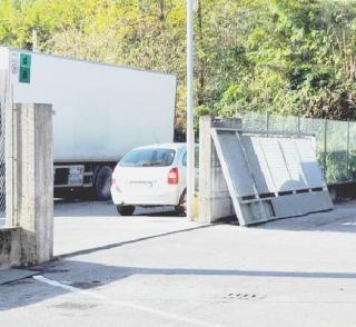 La porta e il cancello danneggiati del magazzino Copac nel centro Tuscania e una veduta della sede della cooperativa alimentare