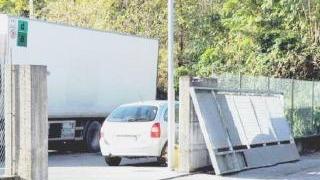 La porta e il cancello danneggiati del magazzino Copac nel centro Tuscania e una veduta della sede della cooperativa alimentare